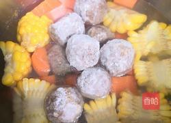 胡萝卜玉米肉丸汤的做法图解2