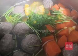 胡萝卜玉米肉丸汤的做法图解3