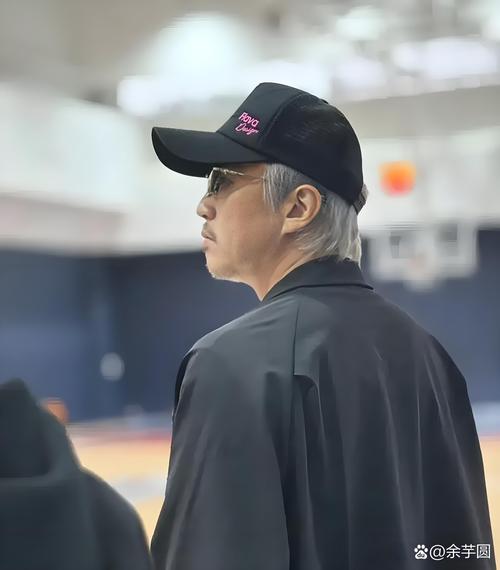 组图:等等打篮球完美侧颜杀 邓超认儿子有可能比自己帅