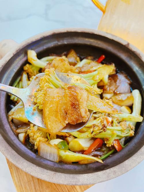 巨下饭的五花肉猪皮什锦煲