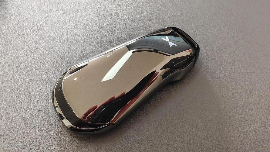 全新小鹏P7支持苹果快捷控车：UWB钥匙无感解闭锁，手机没电也能用