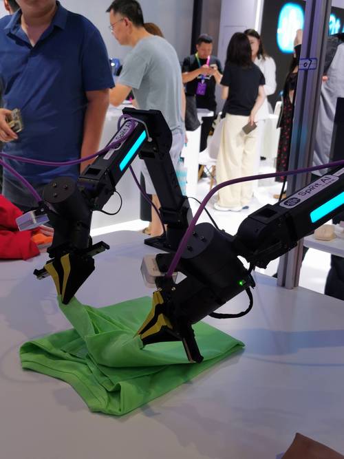 机器人花式“炫技” 亮相“2025 数博会·DATA 之夜”