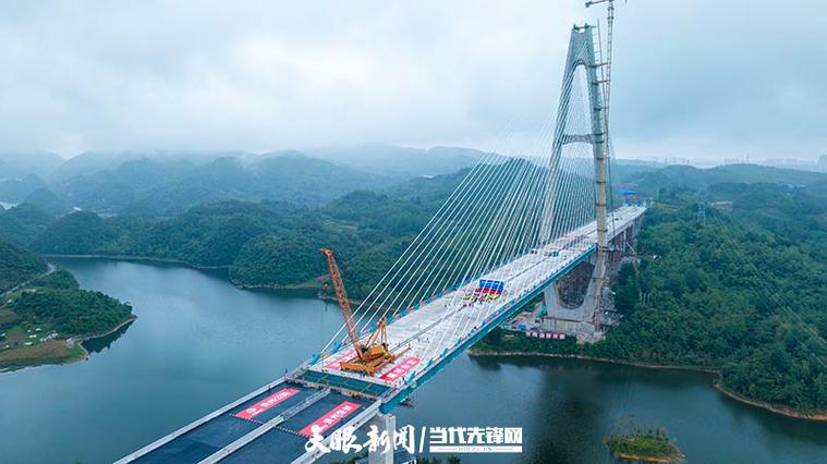 贵州贵阳：百花湖特大桥成功合龙