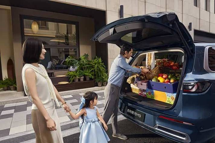 喝着冰饮看大片，全家出行像开房车？银河M9把移动家搬进SUV