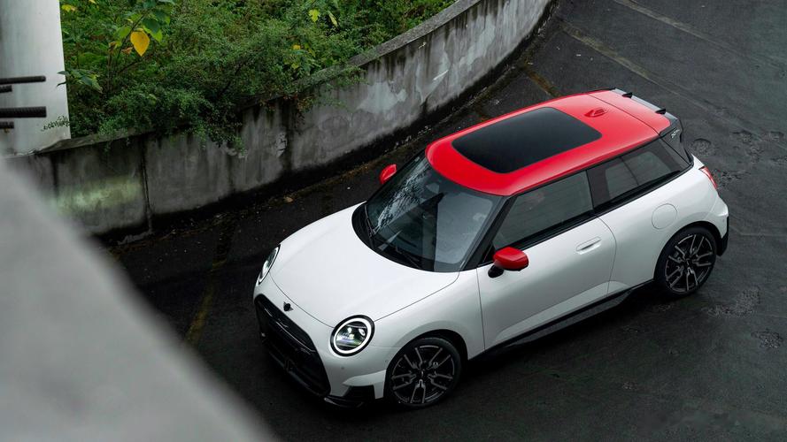 电动MINI COOPER2024款 452km COOPER SE 赛车手北京百得利燕宝汽车销售有限公司电话：4001857031