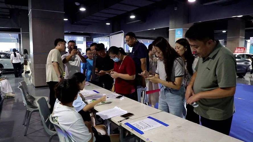 记者去哪儿：提振行业信心 广州车展人头攒动