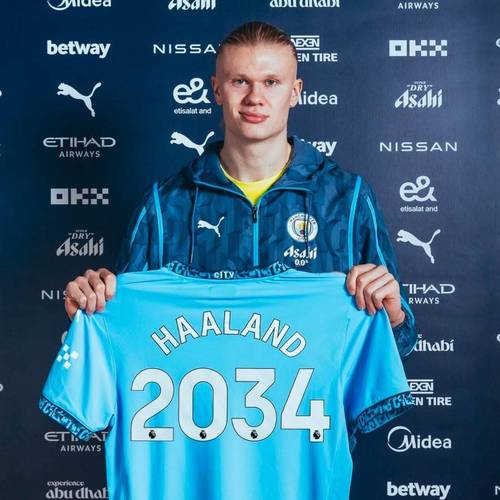 据《太阳报》报道，在昨天从马德里返回曼市后，哈兰德又被拍到驾驶着新车回家