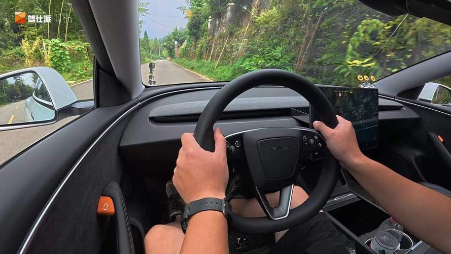 山路和特斯拉Model 3势均力敌，奥迪E5 Sportback赢在智能体验