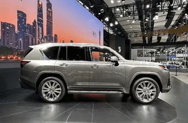 雷克萨斯LX700h售125万元起，虽然没了V8，但有了混动